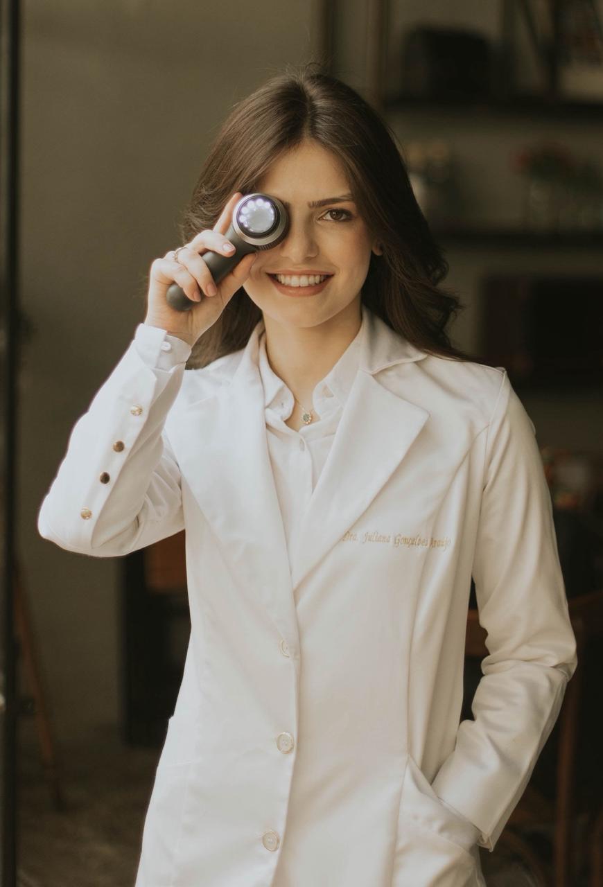 Dra. Juliana Araújo realizando dermatoscopia em Barbacena
